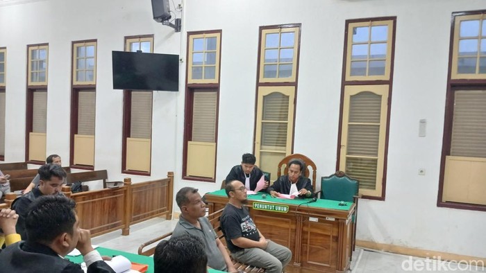 Sidang dakwaan Eks Kadinkes Batu Bara di PN Medan, Selasa (4/8/2026) malam. (Foto: Juita Sinuhaji/detikSumut)