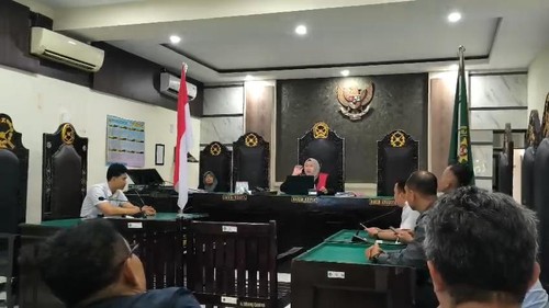 Sidang putusan praperadilan tersangka korupsi masker COVID-19 Kabiro Ekonomi Setda NTB, Wirajaya Kusuma, di PN Mataram, NTB, Selasa (4/8/2026). (Foto: Abdurrasyid Efendi/detikBali)