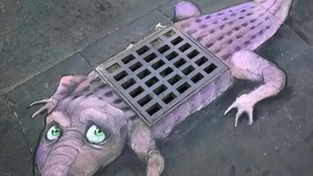 Alligator Drain karya David Zinn di Detroit Zoo, Michigan, AS, mengubah kisi-kisi saluran air menjadi punggung seekor buaya. Mural kapur sementara ini menjadi salah satu karya khas Zinn yang terkenal karena memanfaatkan benda-benda di ruang publik. Foto: via StreetArtUtopia