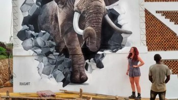 Elephant at Coconut Beach karya Rosalie de Graaf (RoosArt) di Majanji, Uganda, membuat seekor gajah tampak melangkah keluar dari bangunan. Bukaan asli pada dinding dimanfaatkan sebagai bagian dari komposisi sehingga ilusi terlihat semakin nyata. Foto: via StreetArtUtopia