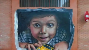 Sal a jugar karya Jorge Merino Nego di Santa Marta de Tormes, Spanyol, memperlihatkan seorang anak yang seolah keluar dari dinding sambil membawa mobil mainan. Seniman menyebut mural ini sebagai ajakan untuk kembali menikmati masa kecil dan bermain. Foto: via StreetArtUtopia