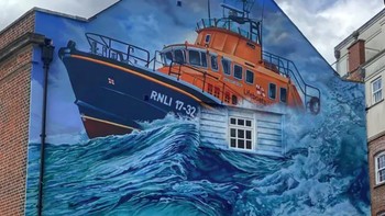 Weymouth Lifeboat Mural karya Peter Sheridan di Weymouth, Inggris, menampilkan kapal penyelamat RNLI Ernest and Mabel seolah menerobos dinding. Mural ini dibuat untuk memperingati 200 tahun Royal National Lifeboat Institution (RNLI). Foto: via StreetArtUtopia