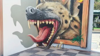 Hyena Wall karya SCAF di Puteaux, Prancis, memperlihatkan seekor hiena yang seolah mendorong bingkai tembok hingga keluar ke arah penonton. Efek tiga dimensinya mengandalkan perspektif, bayangan, dan posisi pengamat. Foto: via StreetArtUtopia