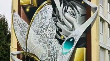 Lace Butterfly karya kolaborasi SWEO & Nikita di Caudry, Prancis, menampilkan kupu-kupu bermotif renda yang tampak mengepak keluar dari bangunan. Motif sayapnya terinspirasi dari sejarah panjang industri renda yang menjadi identitas kota tersebut. Foto: via StreetArtUtopia