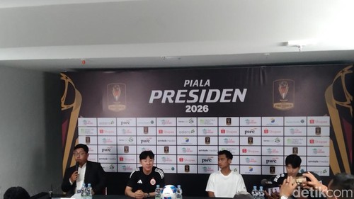Pelatih Persija Jakarta, Shin Tae-yong (dua dari kiri) didampingi Pratama Arhan dalam konferensi pers di Stadion Kapten Dipta, Gianyar, Selasa (4/6/2026).