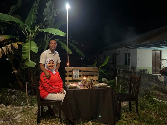 Suami Sulap Teras Rumah Jadi Tempat Makan Malam Romantis