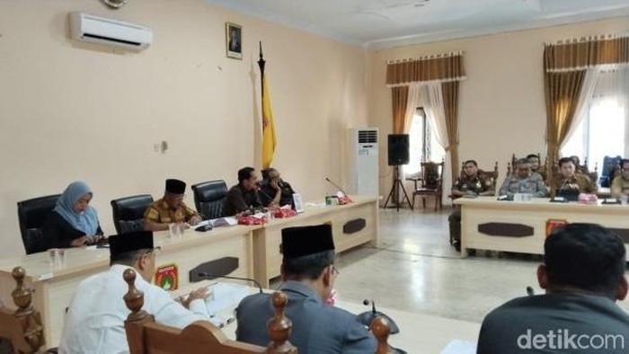 Suasana RDP DPRD Kobar soal krisis BBM dan pemadaman listrik.