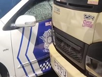 Panik Lihat Polisi, Truk Angkut Rokok Ilegal Kabur-Hantam Mobil Lantas di Siantar