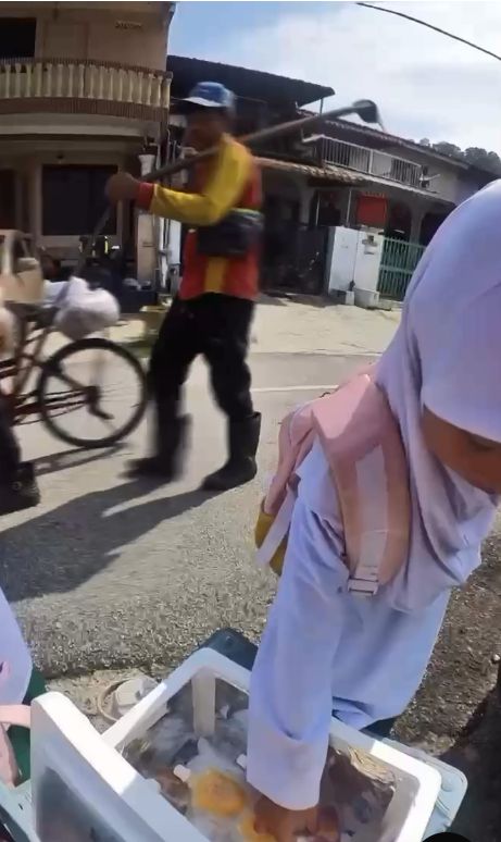 Tak Tega Lihat Siswi Kekurangan Uang, Penjual Yogurt Ini Kasih Gratis Tak Tega Lihat Siswi Kekurangan Uang, Penjual Yogurt Ini Kasih Gratis
