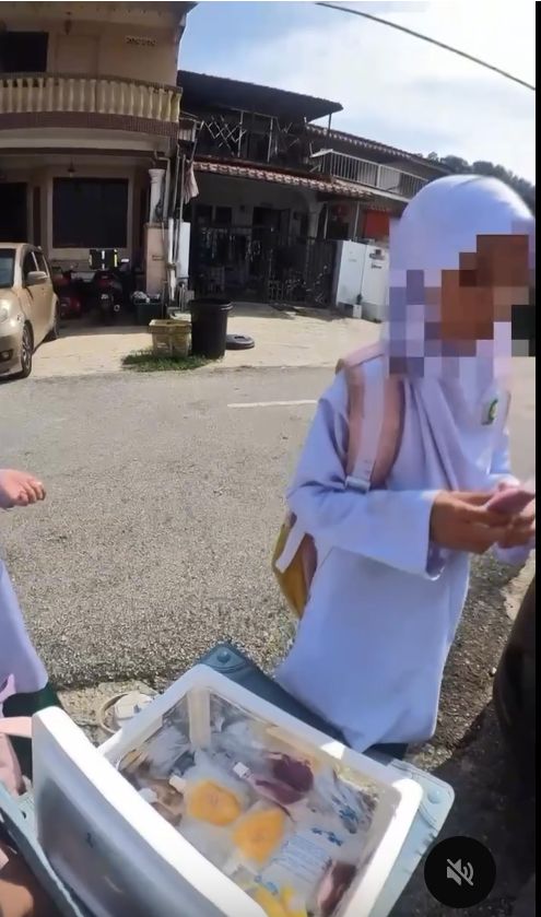 Tak Tega Lihat Siswi Kekurangan Uang, Penjual Yogurt Ini Kasih Gratis Tak Tega Lihat Siswi Kekurangan Uang, Penjual Yogurt Ini Kasih Gratis