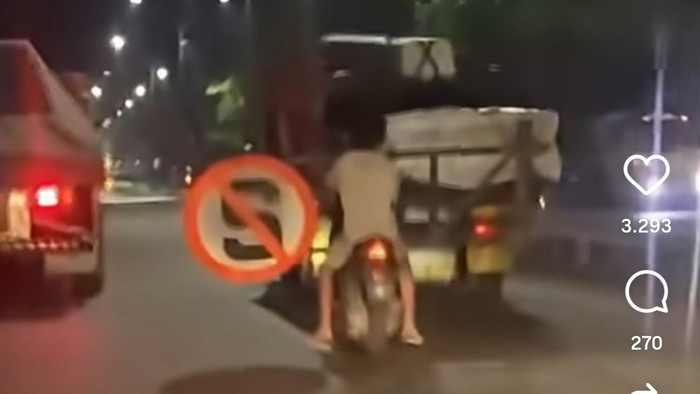 Tangkapan layar video pemotor bawa rambu lalu lintas di Kota Semarang. Diunggah Selasa (4/8/2026).