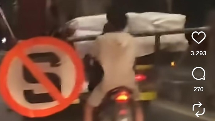 Tangkapan layar video pemotor bawa rambu lalu lintas di Kota Semarang. Diunggah Selasa (4/8/2026).
