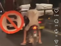 Heboh Pemotor Gondol Rambu Lalu Lintas di Semarang