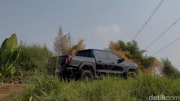 Test Drive Toyota Hilux Terbaru di Trek Off Road.