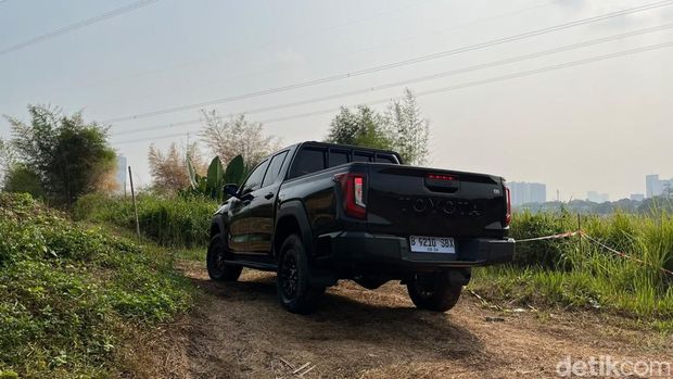 Test Drive Toyota Hilux Terbaru di Trek Off Road.