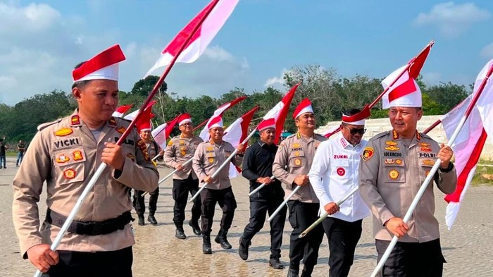 Tim Ekspedisi Merah Putih Polda Riau kibarkan bendera di Pantai Otis, Teluk Meranti, Selasa (4/8/2026).