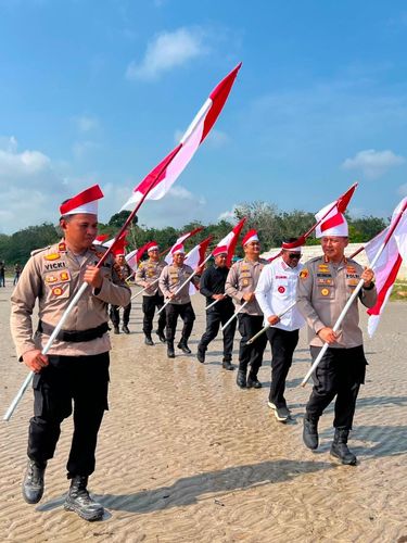 Tim Ekspedisi Merah Putih Polda Riau kibarkan bendera di Pantai Otis, Teluk Meranti, Selasa (4/8/2026).