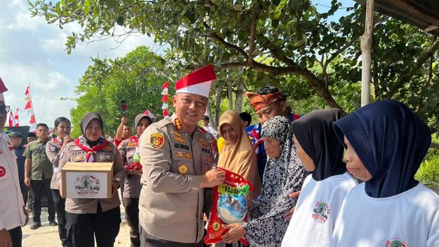 Tim Ekspedisi Merah Putih Presisi Polda Riau menyerahkan bantuan sosial, mensin ketinting hingga menanam mangrove di Pantai Otis, Teluk Meranti, Pelalawan, Selasa (4/8/2026).