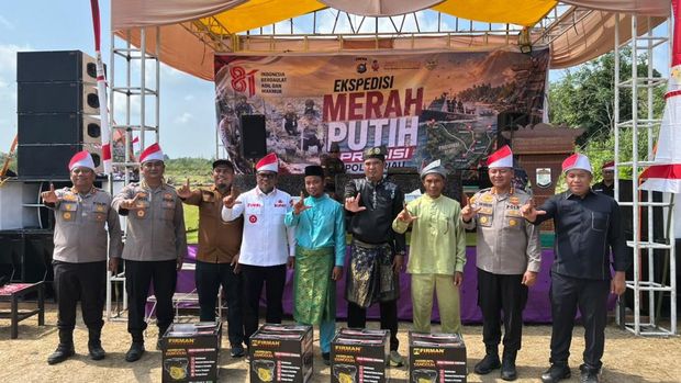Tim Ekspedisi Merah Putih Presisi Polda Riau menyerahkan bantuan sosial, mensin ketinting hingga menanam mangrove di Pantai Otis, Teluk Meranti, Pelalawan, Selasa (4/8/2026).