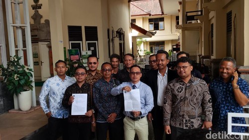 Tim kuasa hukum 4 media seusai mengikuti mediasi gugatan perdata senilai Rp 25 miliar di Pengadilan Negeri Denpasar, Selasa (4/8/2026). Dok. Wibhi Leksono
