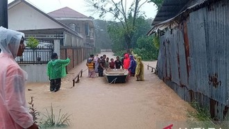 Padang Dilanda Banjir Imbas Hujan Deras, Sejumlah Kendaraan Hanyut