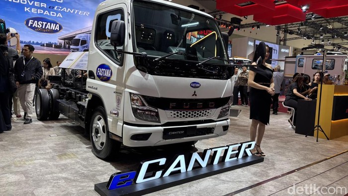 PT KTB menyerahkan truk listrik Mitsubishi Fuso eCanter ke perusahaan logistik.