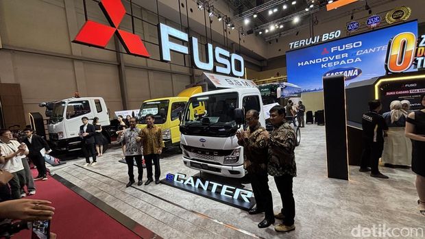 PT KTB menyerahkan truk listrik Mitsubishi Fuso eCanter ke perusahaan logistik.