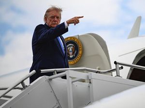 Video Trump Diam-diam Pindah Pesawat Pakai Truk Katering di Turki gegara Iran
