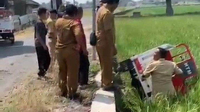 Penampakan motor roda tiga Koperasi Desa Merah Putih yang nyemplung sawah di Jetis, Juwiring, Klaten. Foto diunggah Selasa (4/8/2026).