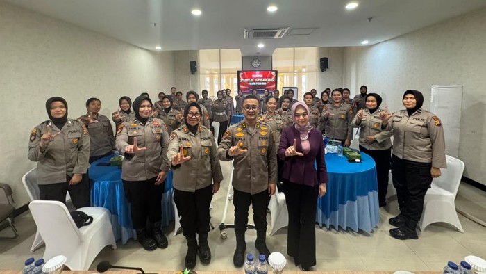 70 Polwan Polda Riau dilatih untuk meningkatkan kemampuan dalam public speaking dan negosiasi, Rabu (5/8/2026).