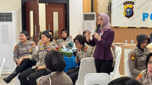 70 Polwan Polda Riau dilatih untuk meningkatkan kemampuan dalam public speaking dan negosiasi, Rabu (5/8/2026).