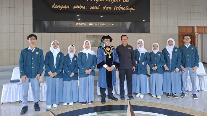 8 alumni SMA Unggulan CT ARSA Foundation bersama Rektor ITB Tatacipta Dirgantara dan General Manager CT ARSA Foundation Haerani Akbar dalam Sidang Terbuka PMB ITB, Selasa (5/8/2026).