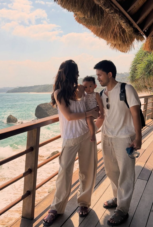 Tampil kompak, Aaliyah dan Thariq kenakan busana bernuansa putih dan beige. Keduanya juga mengenakan sandal dengan model yang sama, yang berasal dari merek mewah Hermes. Diketahui sandal yang dikenakan Aaliyah merupakan koleksi H Chypre Techno-sandal in calfsskin with anatomical rubber sole and adjustable strap yang dibanderol dengan harga sekitar Rp 20,2 juta. Foto: Instagram/@thariqhalilintar
