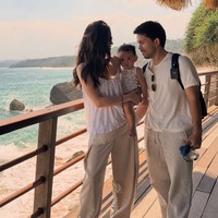 Tampil kompak, Aaliyah dan Thariq kenakan busana bernuansa putih dan beige. Keduanya juga mengenakan sandal dengan model yang sama, yang berasal dari merek mewah Hermes. Diketahui sandal yang dikenakan Aaliyah merupakan koleksi H Chypre Techno-sandal in calfsskin with anatomical rubber sole and adjustable strap yang dibanderol dengan harga sekitar Rp 20,2 juta. Foto: Instagram/@thariqhalilintar