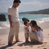 Ketiganya juga menjalani pemotretan di tepi pantai yang memperlihatkan kehangatan keluarga mereka. Kompak bareng mama dan papa, baby Arash juga kenakan busana santai bernuansa putih dan beige. Foto: Instagram/@thariqhalilintar