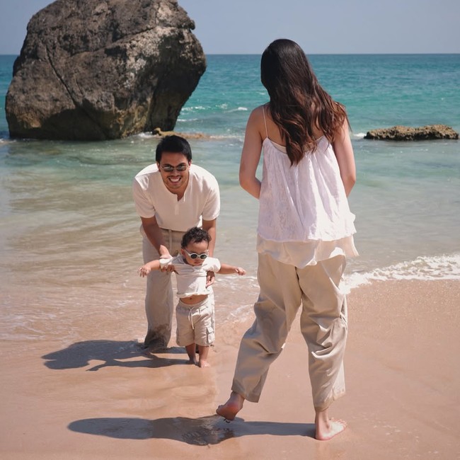 8 Foto Aaliyah Massaid-Thariq Rayakan Anniversary di Sumba Bareng Baby Arash