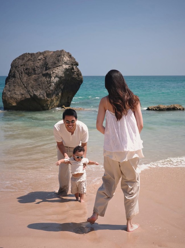 8 Foto Aaliyah Massaid-Thariq Rayakan Anniversary di Sumba Bareng Baby Arash