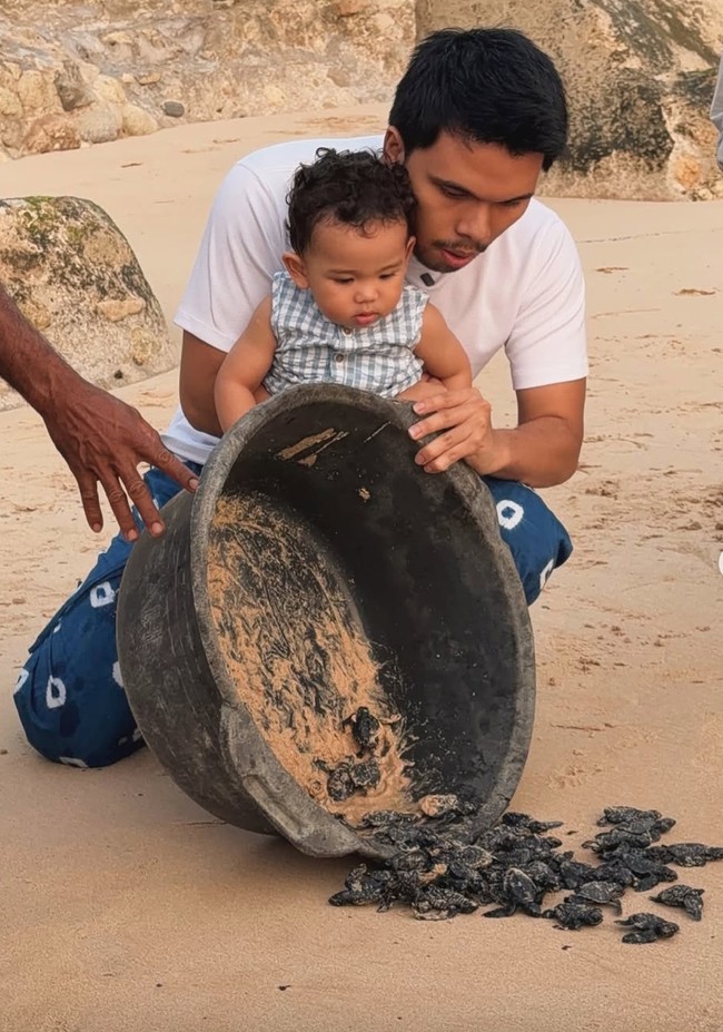 Baby Arash juga terlihat sempat ikut melepas penyu-penyu ke laut bersama sang papa. Foto: Instagram/@thariqhalilintar