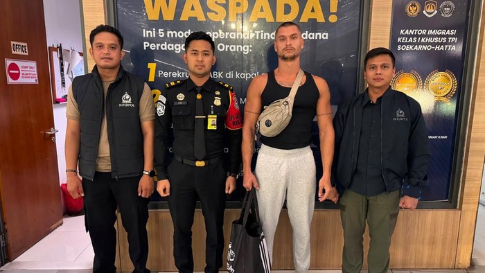 Adrien Schneider, buron high-profile asal Prancis dideportasi ke negaranya setelah tertangkap usai bersembunyi di Sumbawa dan Bali, Selasa (4/8/2026).
