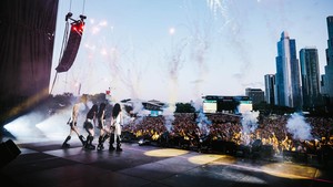 Ada juga kolaborasi aespa dengan Ty Dolla $ign lewat lagu Switchblade. Kemunculan sang penyanyi jadi salah satu kejutan di panggung Lollapalooza Chicago aespa. (Foto: Andrea Escobar Garcia/Lollapalooza)