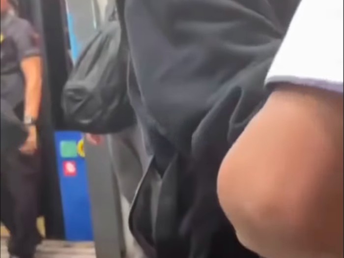 Aksi seorang pencopet dalam bus Transjakarta (TransJ) dipergoki penumpang lainnya. Copet itu langsung diturunkan dari bus dan diserahkan ke Polsek Metro Gambir. (dok Ist)