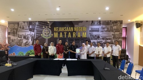 Pengembalian aset yang menjadi barang bukti dalam perkara korupsi tanah pecatu ke Pemkab Lombok Barat di Aula Kejari Mataram, Rabu (5/8/2026).