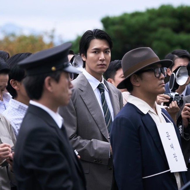 Potret Lee Min Ho Jadi Wartawan 70an di Film Assassins
