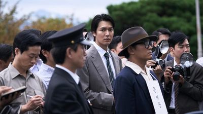 Potret Lee Min Ho Jadi Wartawan 70an di Film Assassins