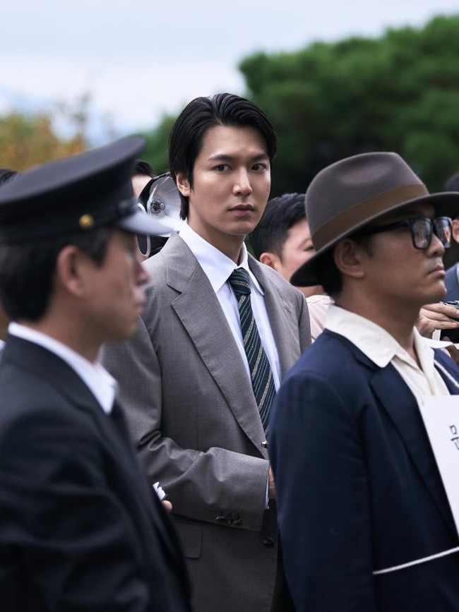 Potret Lee Min Ho Jadi Wartawan 70an di Film Assassins