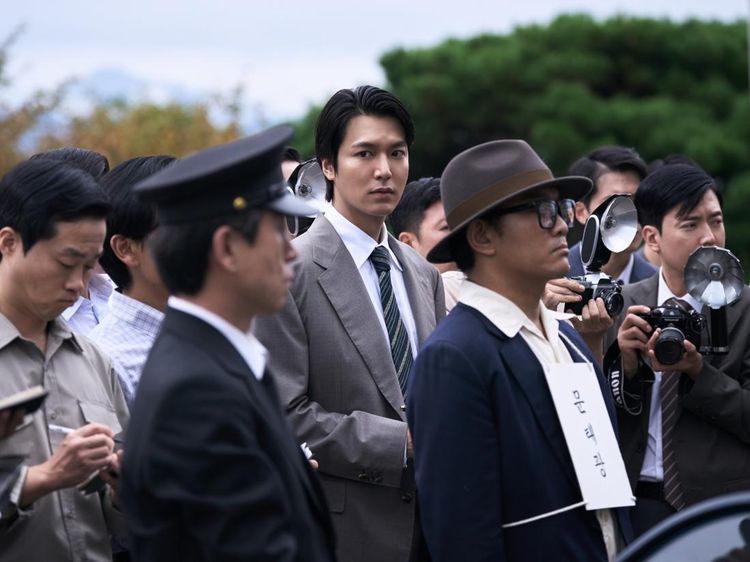 Potret Lee Min Ho Jadi Wartawan 70an di Film Assassins