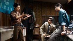 Potret Lee Min Ho Jadi Wartawan 70an di Film Assassins