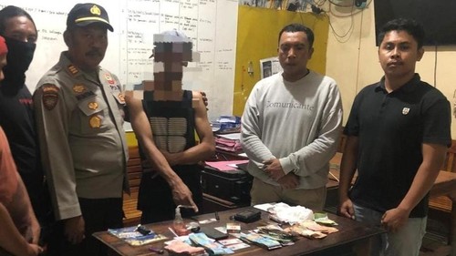 ZA (43), terduga bandar sabu di wilayah kompleks Pasar Tente, Kabupaten Bima, NTB yang ditangkap Polisi pada Selasa (4/8/2026).