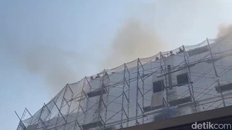 Sejumlah Orang Terjebak di Atap Gedung yang Kebakaran di Cikini