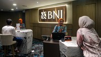 Pendapatan bunga bersih (NII) dan pendapatan berbasis komisi (FBI) masing-masing tumbuh 14,2 persen secara tahunan menjadi Rp22,3 triliun dan Rp9 triliun, sehingga mendorong laba operasional sebelum pencadangan (PPOP) mencapai rekor Rp18,5 triliun untuk semester pertama.  